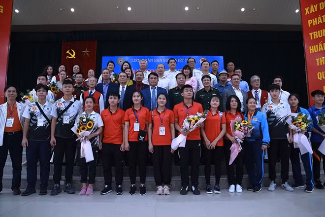 Ban tổ chức chụp ảnh lưu niệm với các vận động viên tham gia giải.