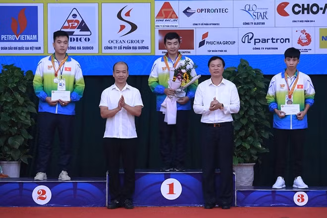 Ban tổ chức trao huy chương cho các vận động viên đạt giải cao tại một số hạng mục thi đấu trước đó.
