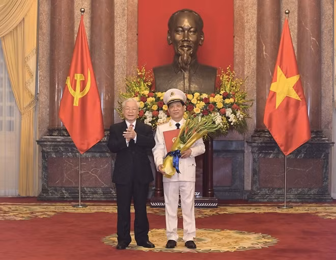 Tổng Bí thư, Chủ tịch nước Nguyễn Phú Trọng trao Quyết định thăng cấp bậc hàm từ Trung tướng lên Thượng tướng đối với Thứ trưởng Nguyễn Văn Sơn.