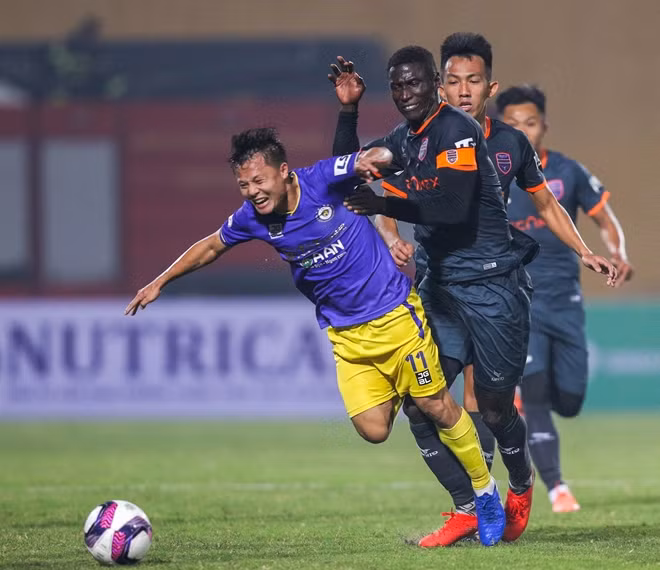 Hà Nội FC ngay lập tức gặp khó khăn và vận đen còn tiếp tục bám lấy các nhà đương kim á quân khi lão tướng Thành Lương dính chấn thương.