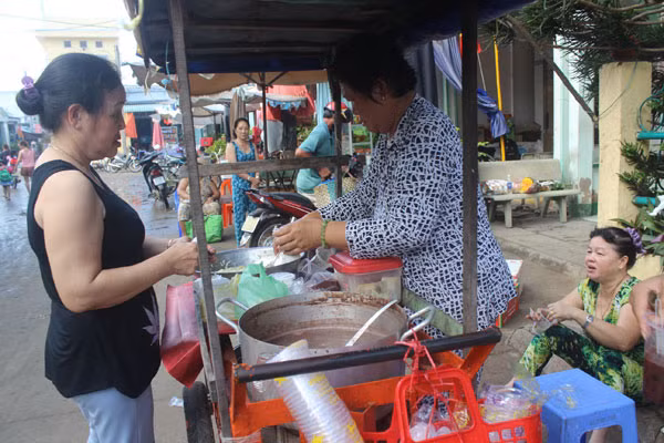 Nhịp sống bình yên của người dân.