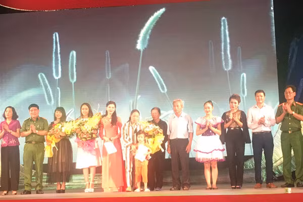 Các đại biểu tham dự chương trình.