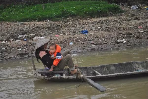 Bao thế hệ sinh ra ở làng chài Nguyệt Đức gắn liền với sông nước.