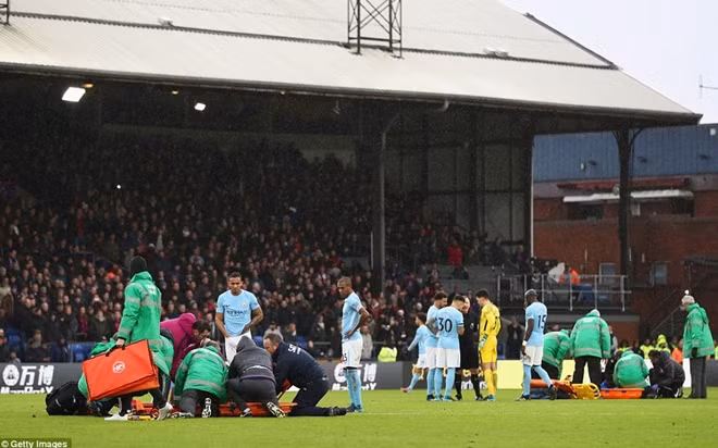 Kevin De Bruyne và Jason Puncheon đều phải rời sân bằng cáng. Ảnh: GettyImage.