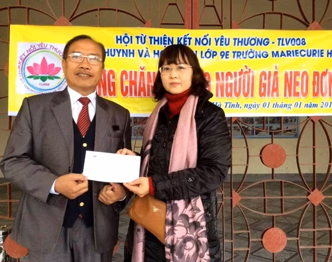 Thầy giáo Trần Quốc Thường kết nối hoạt động từ thiện của trường Marie Curie Hà Nội tại Hà Tĩnh.