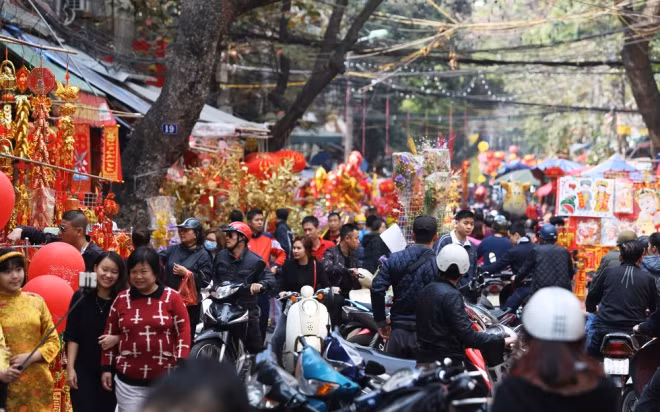 Chợ hoa Hàng Lược tấp nập khách mua bán. Chợ hoa lâu đời này được mở từ 23 tháng Chạp và kết thúc vào đêm giao thừa. Lượng người đổ về đây đông nên nhà chức trách cấm đường nhiều tuyến phố kế bên để hạn chế phương tiện giao thông.