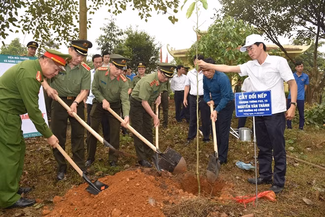 Thứ trưởng Nguyễn Văn Thành và các đại biểu trồng cây tại Khu lưu niệm Bác Hồ thuộc khu đồi Bạch Thạch, xã Đào Xá, huyện Thanh Thủy.