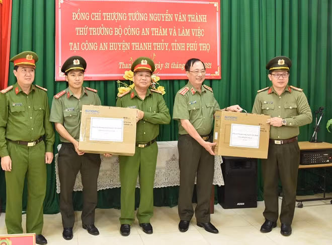 Thứ trưởng Nguyễn Văn Thànhtặng quà CBCS Công an huyện Thanh Thủy.