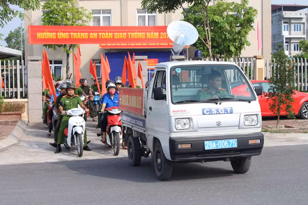 Công an huyện Đan Phượng ra quân đảm bảo an toàn giao thông.