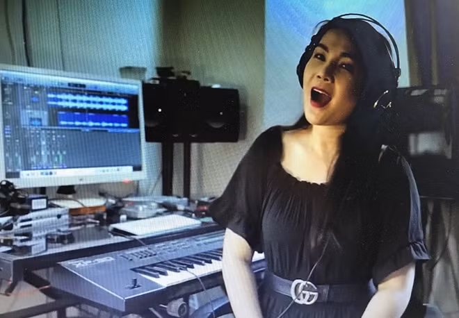 NSƯT Diệu Hương trong MV “Mười thương chống dịch covid” với phần lời của soạn giả Mai Văn Lạng được nhiều khán giả yêu thích.