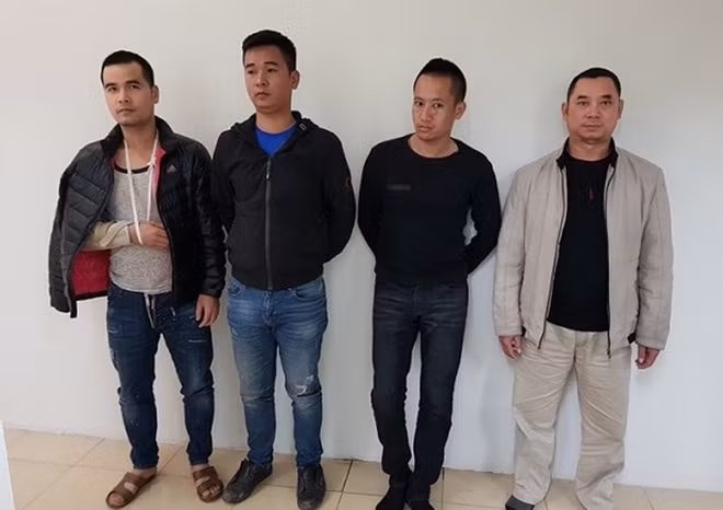 Nhóm đối tượng đánh bạc bị Công an huyện Thanh Trì bắt giữ.
