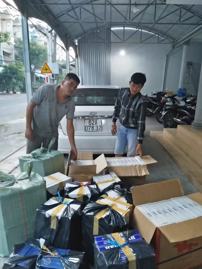Đối tượng Phan Tuấn Cảnh bị bắt quả tang khi đang vận chuyển 15.000 gói thuốc lá lậu.