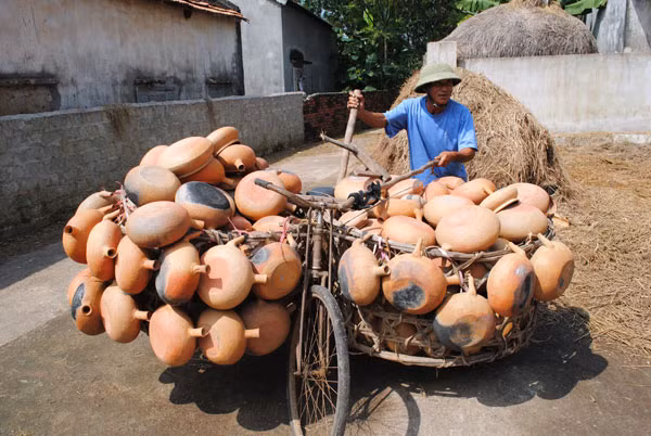 Ông Nguyễn Công Du chuẩn bị mang nồi đất đi tiêu thụ. Ảnh: Thạch Văn.