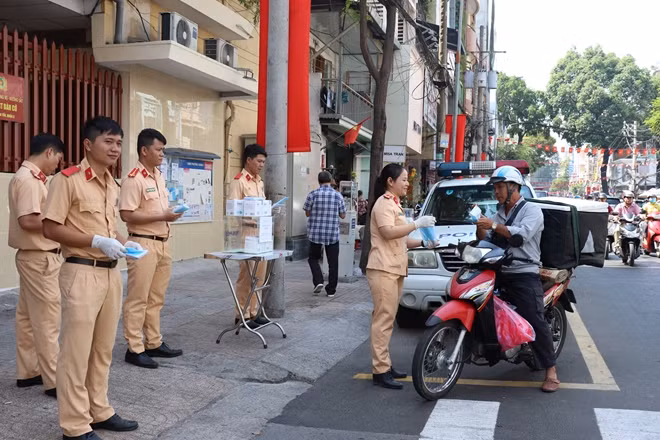 Công an TP HCM phát khẩu trang chống dịch.