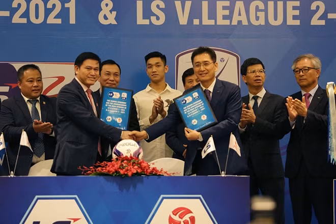 Ông Trần Anh Tú, Chủ tịch Công ty VPF và đại diện tập đoàn LS Holding ký kết hợp đồng tài trợ mới cho giải V.league -1 và giải Hạng Nhất