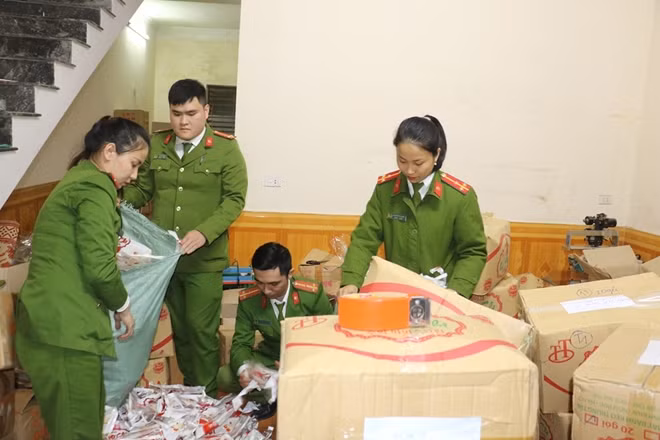 Đội Cảnh sát kinh tế kiểm tra số kẹo đã hêt hạn sử dụng.
