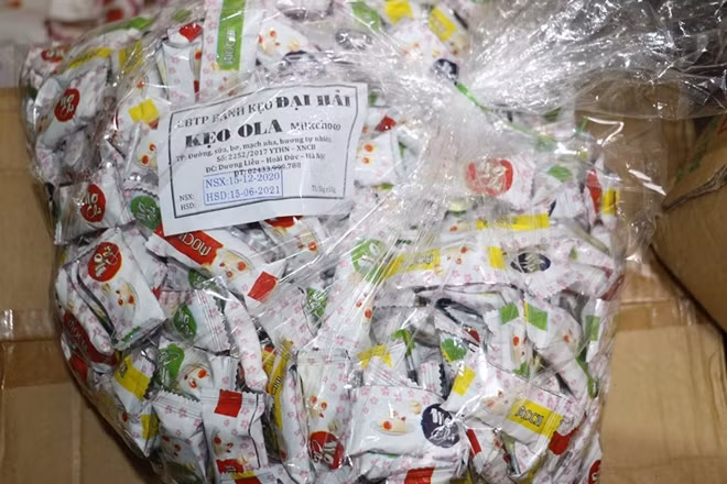 Số kẹo đã hết hạn sử dụng sau khi được in nhãn mới trên bao bì.