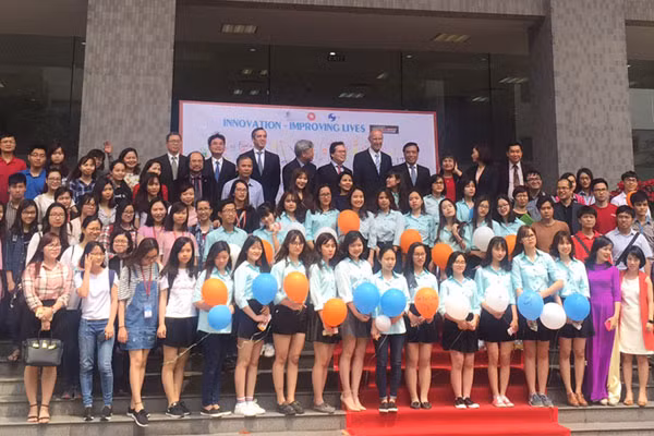 Ông Francis Gurry cùng đoàn công tác WIPO chụp ảnh với sinh viên Đại học Ngoại thương.