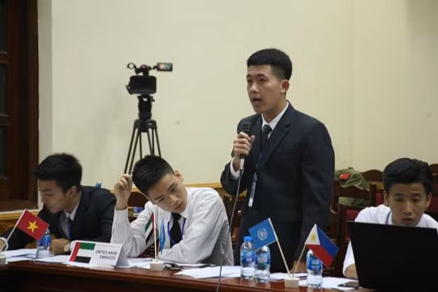 Các thành viên tranh biện tại buổi họp giả lập