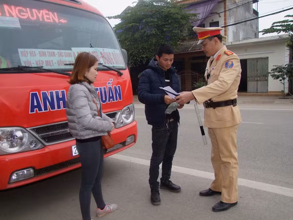 Phòng Cảnh sát giao thông Công an tỉnh tuần tra, kiểm soát, xử lý vi phạm trật tự an toàn giao thông trên Quốc lộ 37 trong đợt cao điểm bảo đảm TTATGT-TTXH dịp Tết Nguyên đán Mậu Tuất 2018.