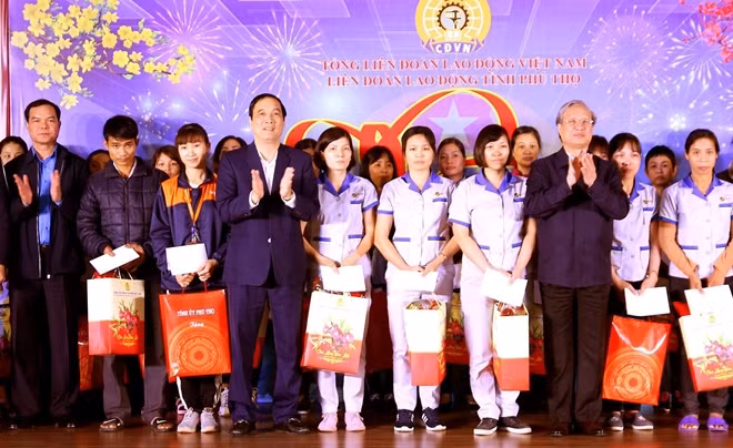 Đồng chí Trần Quốc Vượng, Thường trực Ban Bí thư cùng đoàn công tác tặng quà công nhân có hoàn cảnh khó khăn của Công ty Trách nhiệm hữu hạn JNTC VINA. Ảnh: TTXVN