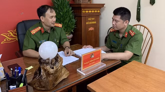 Trung tá Trần Đức Minh trao đổi cùng đồng đội.