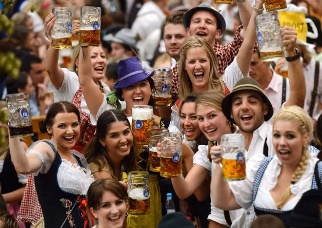 Với du khách, sự hấp dẫn của Lễ hội Oktoberfest là có cơ hội thưởng thức những loại bia đặc sắc nhất thế giới.