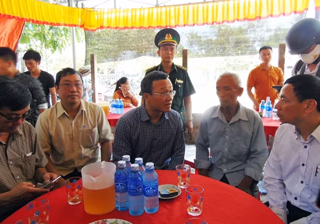 Ông Khuất Việt Hùng thăm hỏi, động viên người thân của nạn nhân Nguyễn Ngọc Trường.
