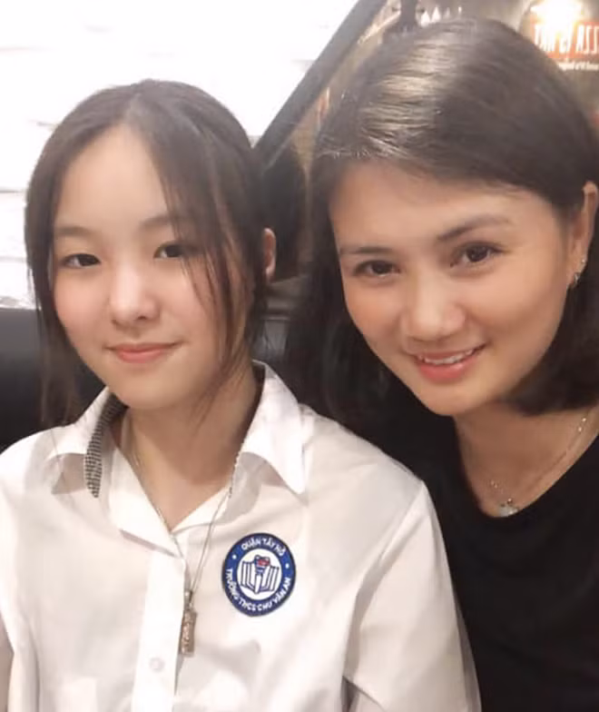 Kim Huệ và con gái.