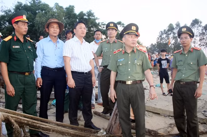 Lãnh đạo tỉnh Quảng Nam và Công an tỉnh có mặt tại hiện trường chỉ đạo công tác tìm kiếm nạn nhân mất tích.