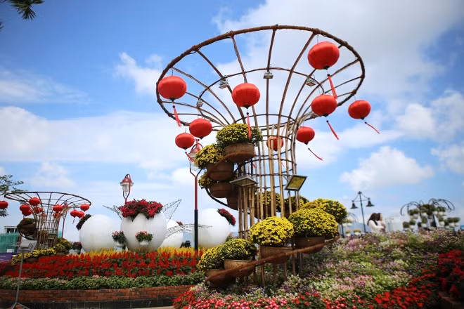 Những quả trứng gà "nở hoa" được thiết kế đẹp mắt, cạnh tiểu cảnh hoa đa màu sắc.