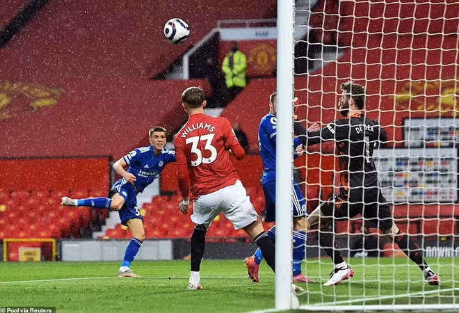 ... nhìn những người đồng đội trong sân vất vả chống đỡ trước Leicester. Từ rất sớm mảnh lưới của MU đã bị rung lên.