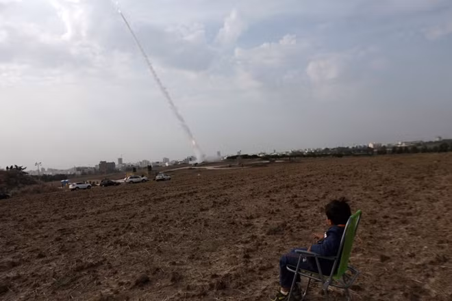 Một quả tên lửa cất cánh từ Israel để đánh chặn rocket của quân Hamas.