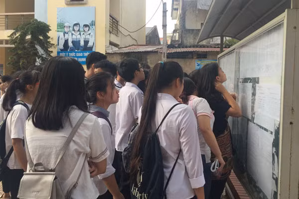 “Lạm thu” đang là nỗi bức xúc của phụ huynh, học sinh vào đầu năm học mới. Ảnh minh họa.