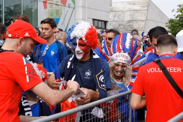 Các CĐV vào sân. Ảnh: Reuters.