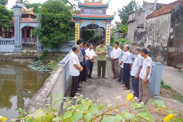 Lực lượng Công an xã Thanh Sơn trao đổi với dòng họ Phạm Mạc về công tác giáo dục con em trong dòng họ không mắc tệ nạn xã hội.
