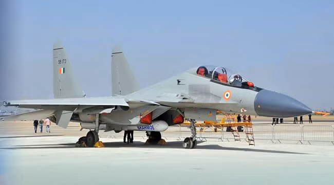 Su-30MKI mang tên lửa BrahMos. Su-30MKI mang tên lửa BrahMos.