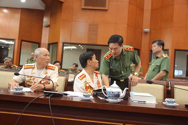Trung tướng Nguyễn Xuân Mười, Phó tổng cục trưởng Tổng cục Chính trị CAND và các đại biểu dự hội thảo.