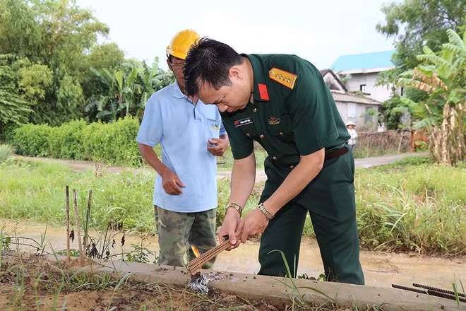 Anh tự tay đốt nhang để báo công lên họ tộc và quê hương. Xuân Vinh mong muốn mọi người cùng đoàn kết, giúp đỡ nhau trong cuộc sống.