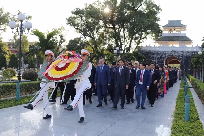 Đoàn công tác dự Đại hội Đảng bộ tỉnh Điện Biên lần thứ XIV, nhiệm kỳ 2020 - 2025 do Đại tướng Tô Lâm, Ủy viên Bộ Chính trị, Bộ trưởng Bộ Công an làm Trưởng đoàn đã đến đặt vòng hoa, dâng hương, tưởng niệm các Anh hùng liệt sỹ tại Nghĩa trang quốc gia A1.
