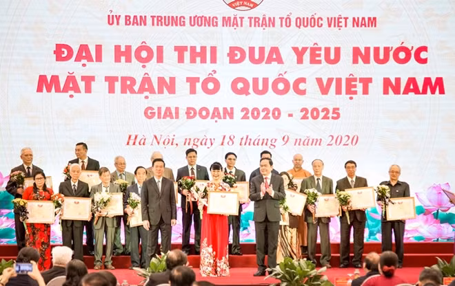 Chủ tịch HĐQT TNG Holdings Vietnam Nguyễn Thị Nguyệt Hường (đứng giữa) nhận bằng khen của Ủy ban Trung ương MTTQ Việt Nam.