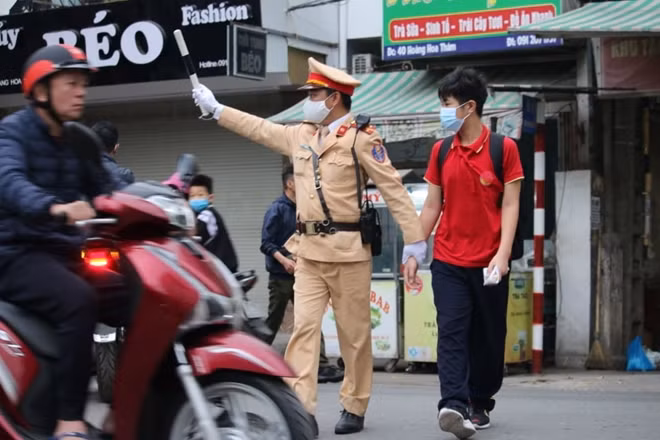 Một số hình ảnh của cán bộ, chiến sĩ Đội CSGT số 2, Phòng CSGT Hà Nội tại khu vực cổng trường Tiểu học, THCS Ba Đình sáng 10/3.