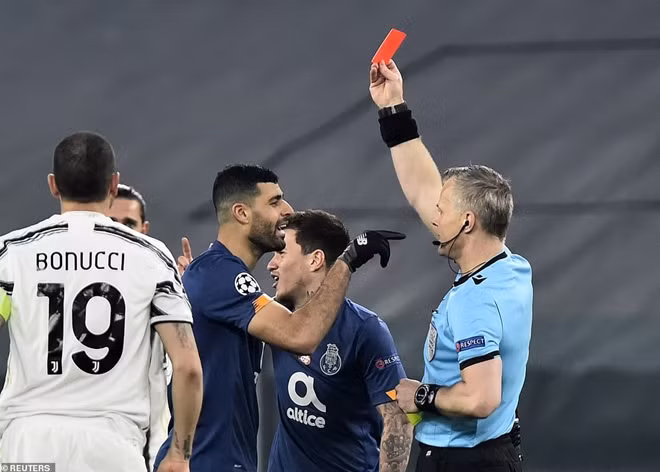 Cũng cần phải nói rằng Juventus đã hưởng lợi thế chơi hơn người từ phút 54 khi Taremi phía Porto nhận thẻ vàng thứ 2 và bị truất quyền thi đấu vì cố tình đá bóng đi sau khi trọng tài đã cắt còi ở tình huống trước đó.