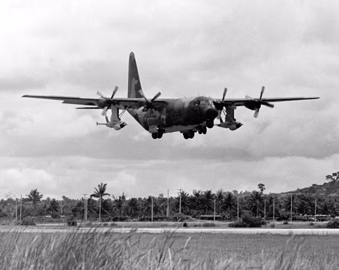 Một chiếc DC-130 mang theo 2 chiếc drone Ryan Model 147SC.
