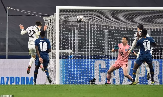 Phút 49, từ pha nhả bóng của Ronaldo, Chiesa sửa lòng bằng chân phải đẹp mắt trong vòng cấm tung lưới Porto gỡ hòa cho Juve.