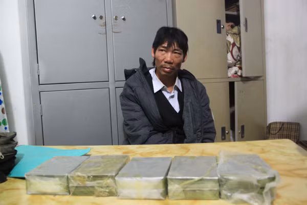 Đối tượng Dương Văn Liên và tang vật 10 bánh heroin