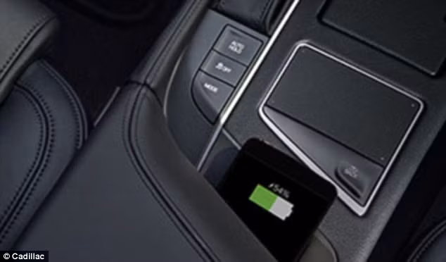 Ứng dụng theo dõi pin của Cadillac Plug-In trên điện thoại thông minh.