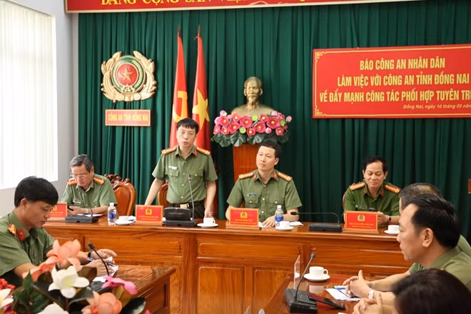 Đại tá Phạm Quang Khải, Tổng Biên tập khẳng định Báo CAND luôn chú trọng phát hiện, tuyên truyền những điển hình tiên tiến, mô hình, cách làm hay... trong phong trào thi đua Vì an ninh Tổ quốc.