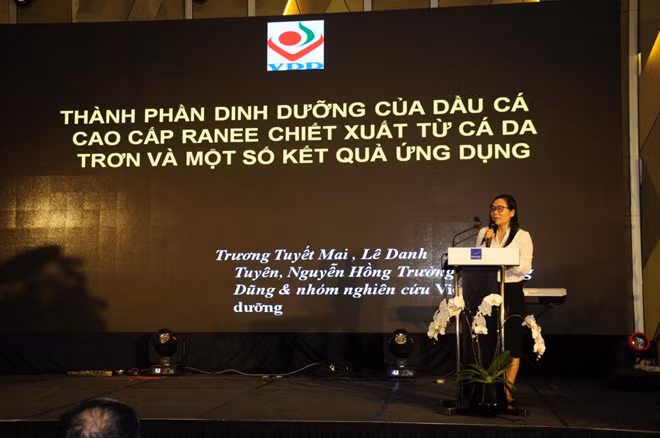 PGS-TS Trương Tuyết Mai trình bày các thành phần dinh dưỡng có trong dầu ăn Ranee tại buổi hội thảo.
