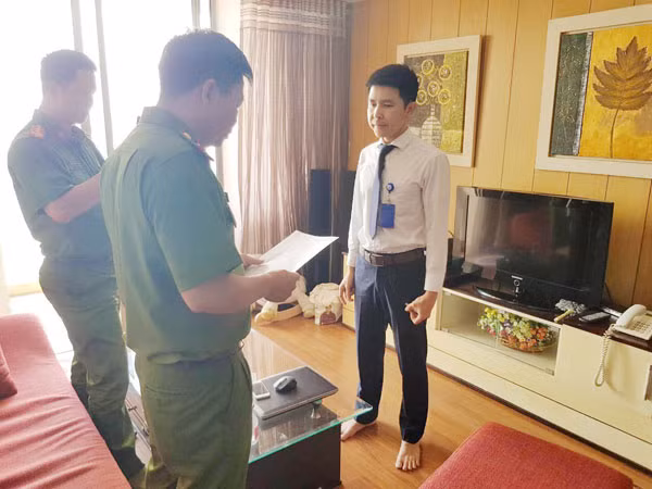 Cơ quan điều tra tống đạt lệnh tạm giữ và khám xét khẩn cấp nơi ở của Nguyễn Minh Quang.